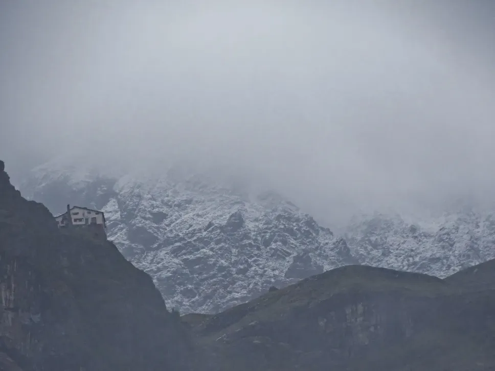 Il rifugio Merelli al Coca con le montagne imbiancate alle spalle