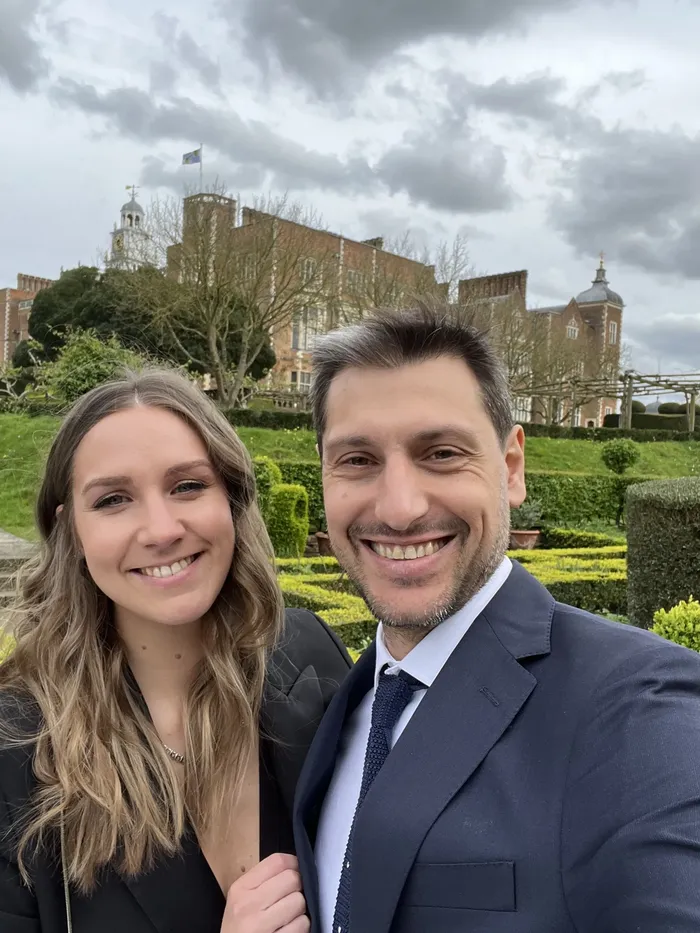 Con la compagna Lydia Smillie presso la Hatfield House nel Hertfordshire Con la compagna Lydia Smillie presso la Hatfield House nel Hertfordshire