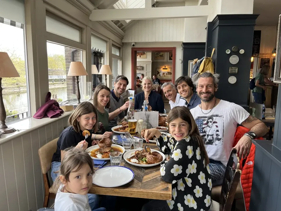 Con la sua famiglia in un pub tradizionale a mangiare il Sunday Roast