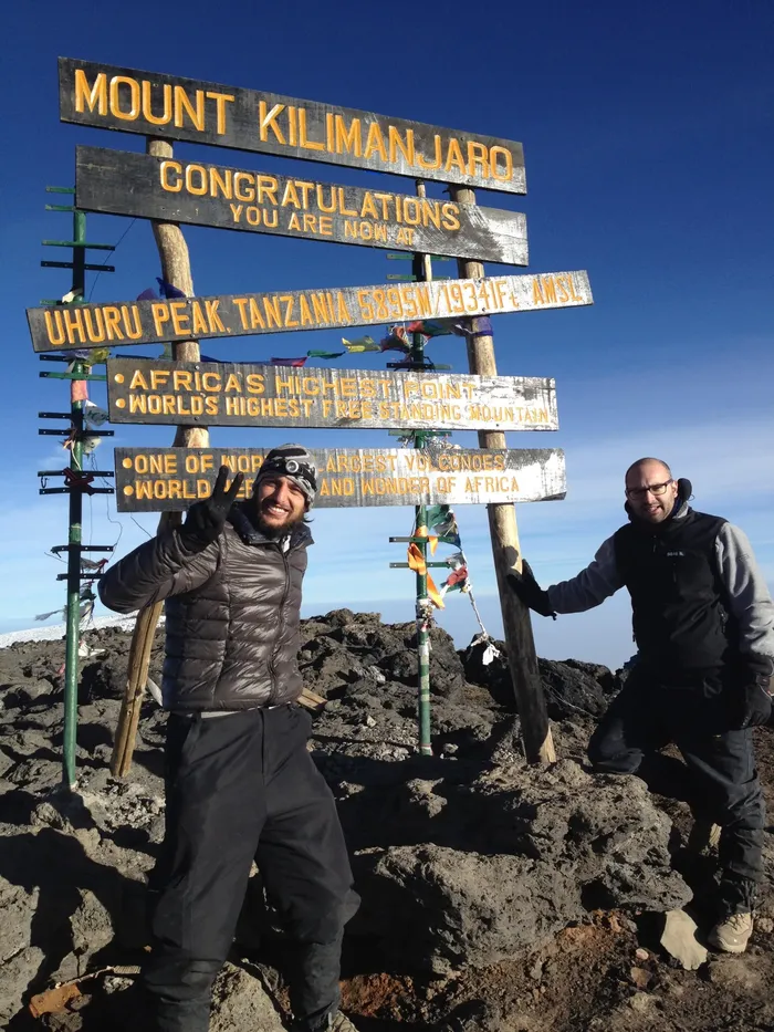 Andrea Madaschi con Alberto Brusa sulla cima del Monte Kilimanjaro nell’agosto del 2014 Andrea Madaschi con Alberto Brusa sulla cima del Monte Kilimanjaro nell’agosto del 2014