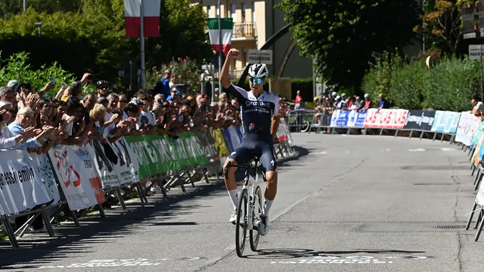 L’arrivo solitario del lettone Georgs Tjumins su traguardo di Vertova del Trofeo Paganessi L’arrivo solitario del lettone Georgs Tjumins su traguardo di Vertova del Trofeo Paganessi