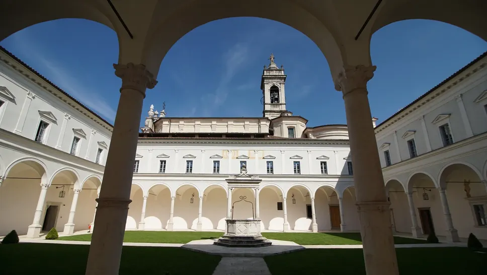 Il chiostro dell’abbazia di San Paolo d’Argon sarà il centro delle iniziative di Fileo per il progetto «Migranti, testimoni di speranza» Il chiostro dell’abbazia di San Paolo d’Argon sarà il centro delle iniziative di Fileo per il progetto «Migranti, testimoni di speranza»