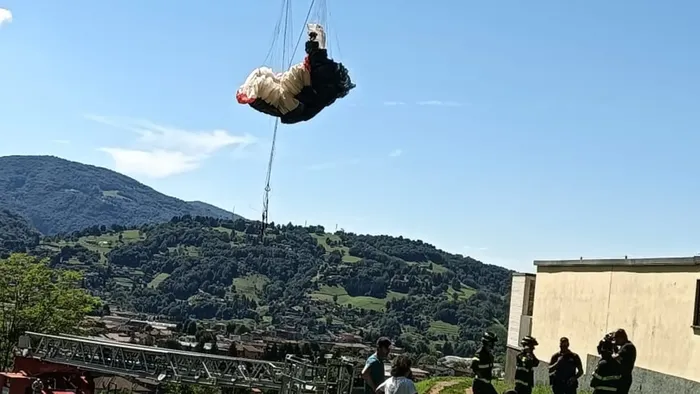 https://storage.ecodibergamo.it/media/photologue/2025/8/31/photos/cache/parapendio-atterra-sui-cavi-elettrici-a-gandino-illeso-il-pilota_a3569e0e-86a4-11f0-b40e-3446cd30f115_1920_1080_v3_large_16_9.webp