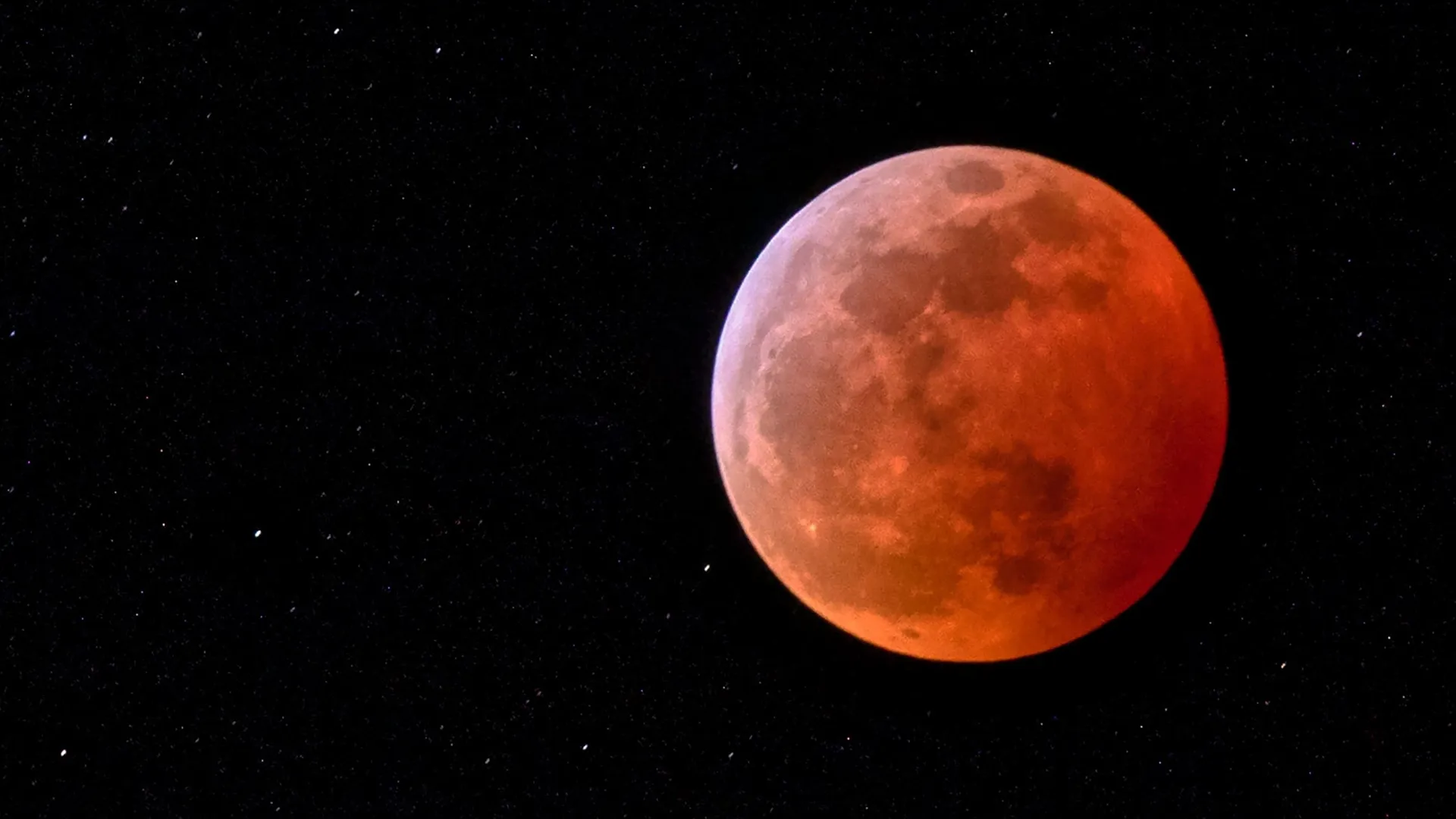 https://storage.ecodibergamo.it/media/photologue/2025/8/31/photos/il-7-settembre-tutti-con-il-naso-allinsu-per-la-luna-di-sangue_2c1e1708-84de-11f0-b40e-3446cd30f115_1920_1080.webp