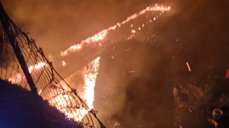 Il rogo che sabato sera ha distrutto una legnaia in via Manzoni a Cornalba Il rogo che sabato sera ha distrutto una legnaia in via Manzoni a Cornalba