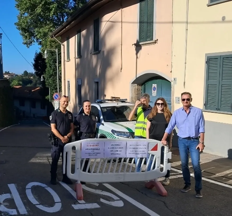 Blocco dell’accesso con la polizia locale, il sindaco Cristiano Esposito, l’assessore alla Sicurezza Luca Rosa e all’Ecologia Susanna della Vite