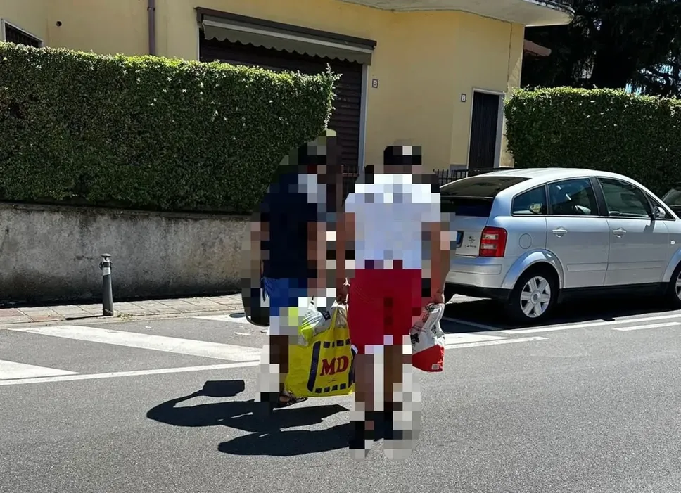 Allontanate le persone con i viveri