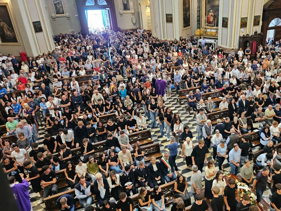 La chiesa parrocchiale di Nembro gremita per l’addi a Pietro Adobati, il ragazzo di 19 anni che ha perso la vita in un incidente stradale mentre era in vacanza in Croazia con gli amici
