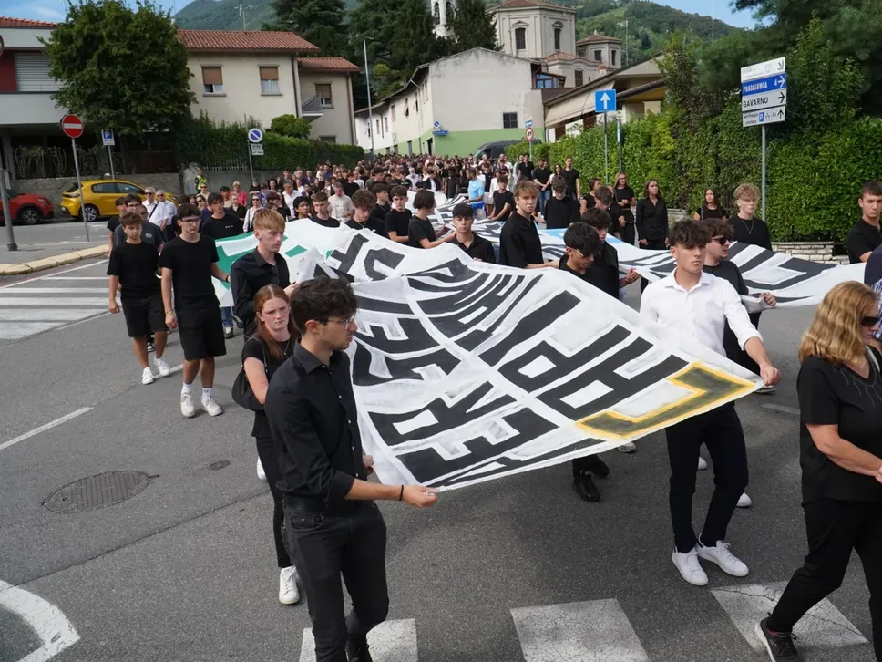 Gli amici di Pietro Adobati reggono lo striscione in ricordo dell’amico che ha perso la vita in un incidente stradale mentre era in vacanza in croazia