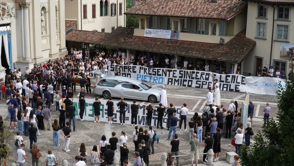Un’immagine del funerale di Pietro Adobati Un’immagine del funerale di Pietro Adobati