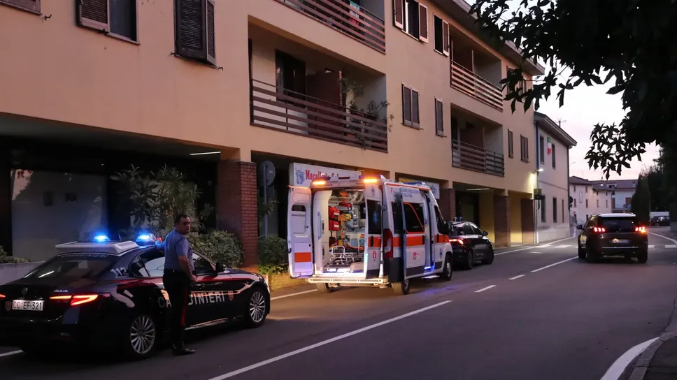I carabinieri e soccorritori sulla scena del delitto a Bottanuco: Paolo Corna uccise il figlio Giambattista il 3 settembre 2023
