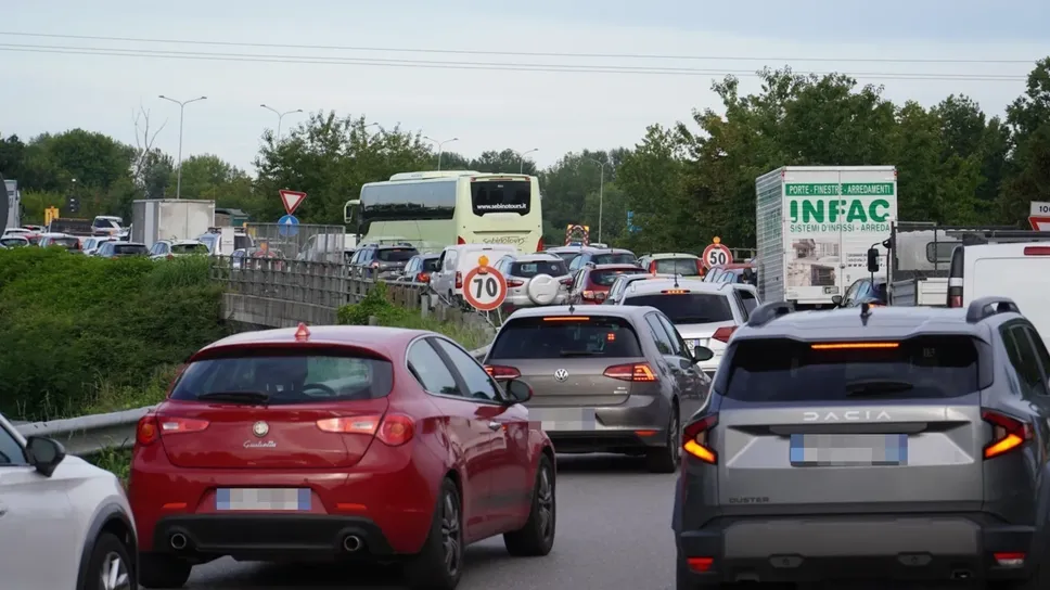 Le lunghe code per la chiusura di una corsia sull’Asse
