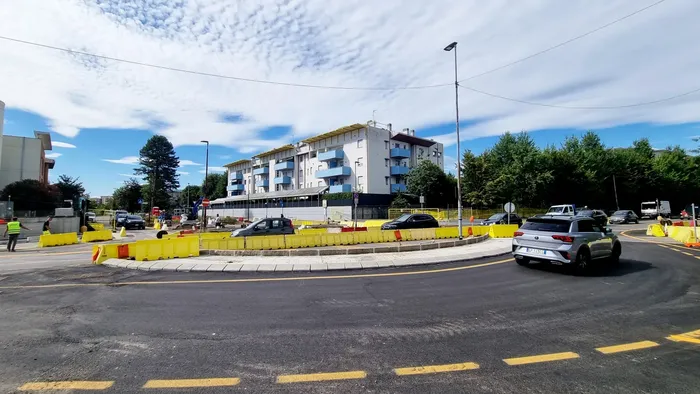 bergamo via moroni con la rotonda il traffico torna a scorrere