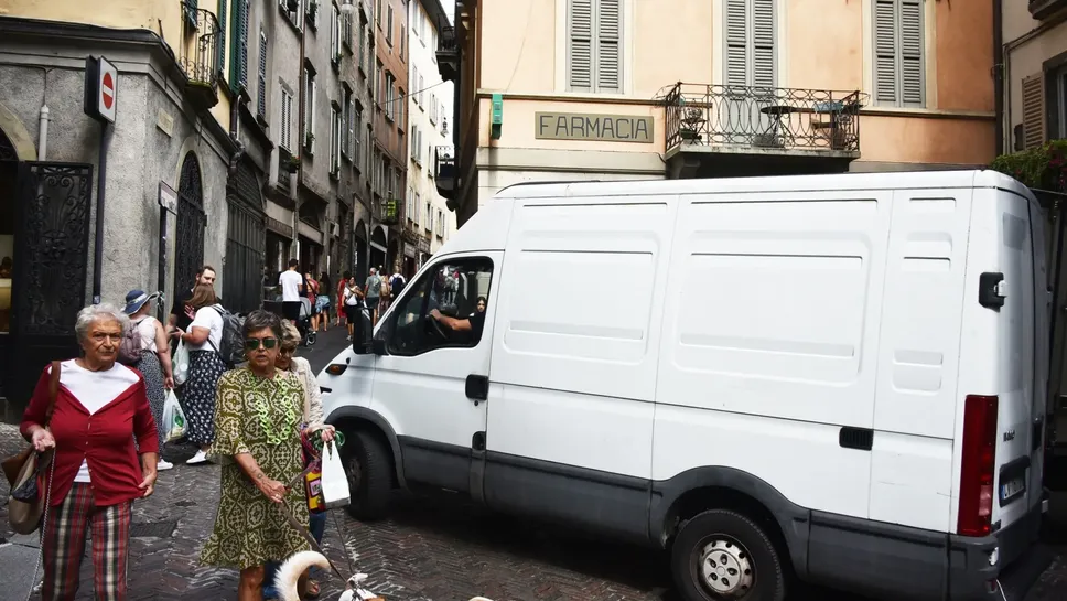 Un furgone lungo la Corsarola in Città Alta Un furgone lungo la Corsarola in Città Alta