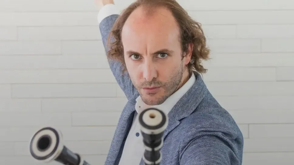 Il flautista e suonatore di cornamusa galiziano Oscar Ibáñez