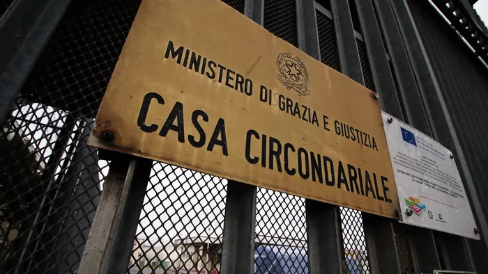 https://storage.ecodibergamo.it/media/photologue/2025/8/5/photos/cache/droga-e-un-micro-cellulare-nascosto-in-un-panino-sequestri-nel-carcere-di-berg_70fbb072-7225-11f0-a7b5-20a0d78849ee_1920_1080_v3_large_16_9.webp