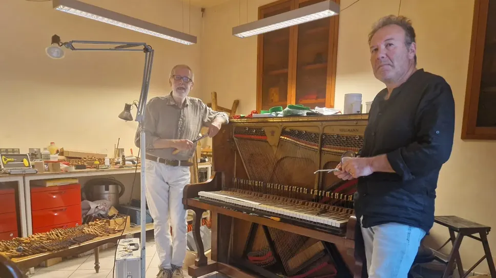 Marco Roggeri e Mauro Bonomi con un pianoforte verticale tedesco del 1800 con errori di costruzione Marco Roggeri e Mauro Bonomi con un pianoforte verticale tedesco del 1800 con errori di costruzione