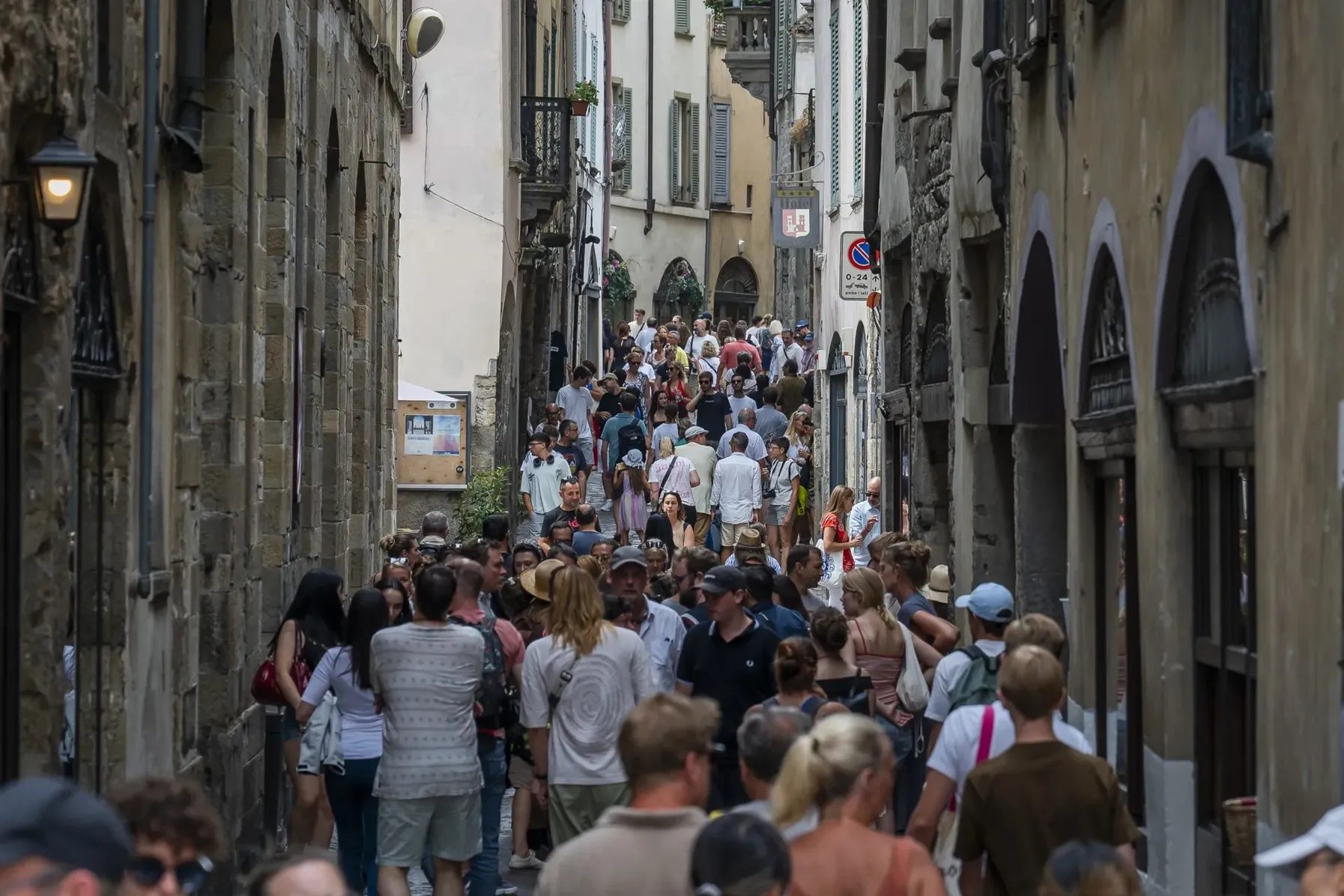 Folla di turisti lungo la Corsarola