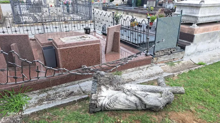 https://storage.ecodibergamo.it/media/photologue/2025/8/6/photos/cache/caravaggio-raid-al-cimitero-nella-notte-vandalizzate-almeno-20-tombe-foto_2b5d33d6-72ae-11f0-a7b5-20a0d78849ee_1920_1080_v3_large_16_9.webp