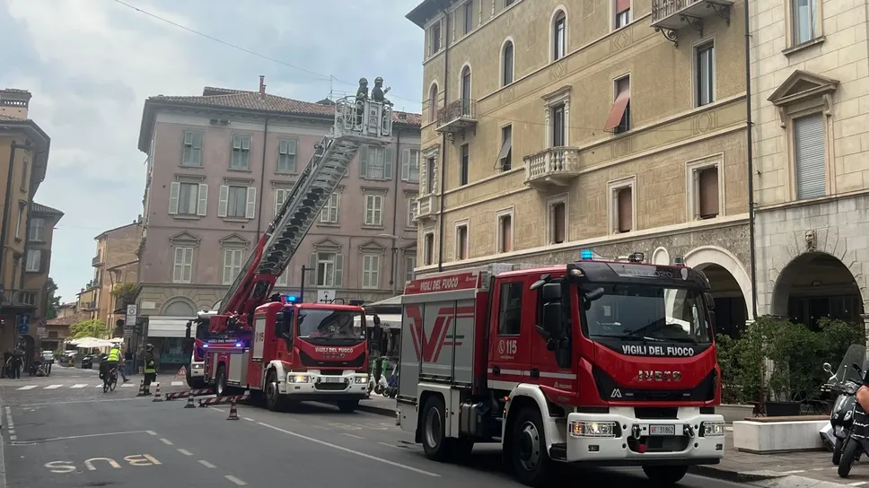L’operazione dei vigili del fuoco in via Zambonate