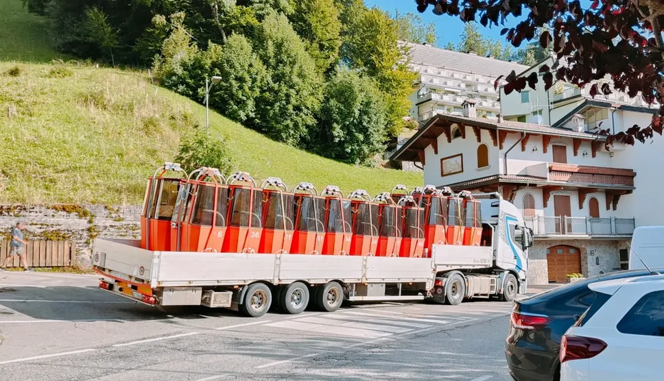 Le cabine smontate della bidonvia del Poieto
