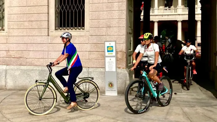 https://storage.ecodibergamo.it/media/photologue/2025/8/7/photos/cache/bike-tour-per-la-pace-a-bergamo-i-ciclisti-del-kaki-tree-project-tra-memoria-e_f088e98e-7376-11f0-a7b5-20a0d78849ee_1920_1080_v3_large_16_9.webp