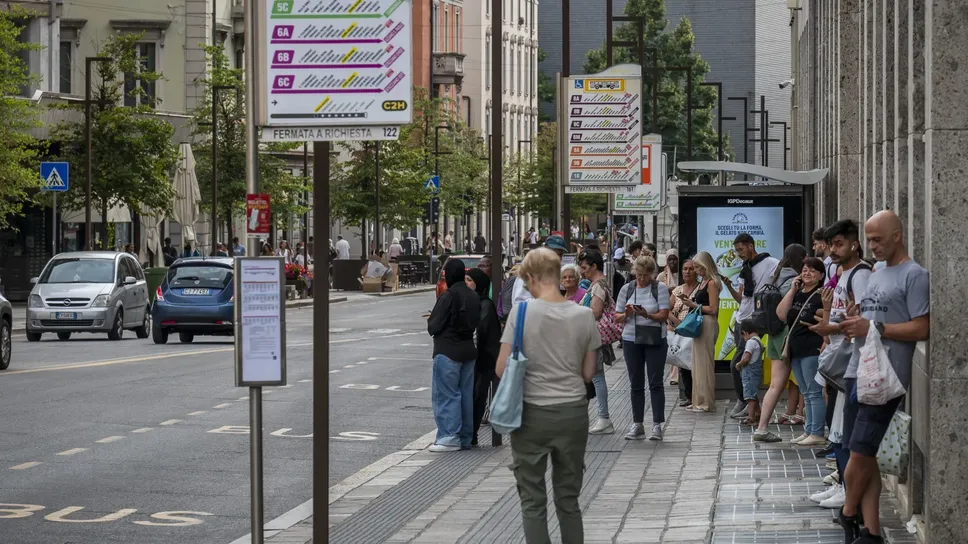 L’attesa dei bus alle pensiline di Porta Nuova