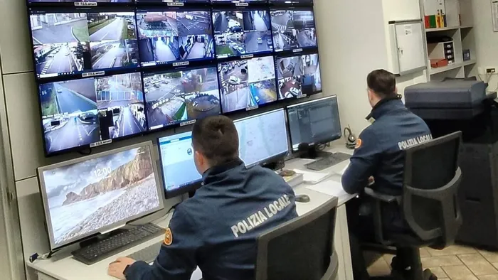 https://storage.ecodibergamo.it/media/photologue/2025/8/7/photos/cache/cellulare-alla-guida-e-alcol-test-raffica-di-patenti-ritirate-nella-bassa-berga_8b2ac00c-736d-11f0-a7b5-20a0d78849ee_1920_1080_v3_large_16_9.webp