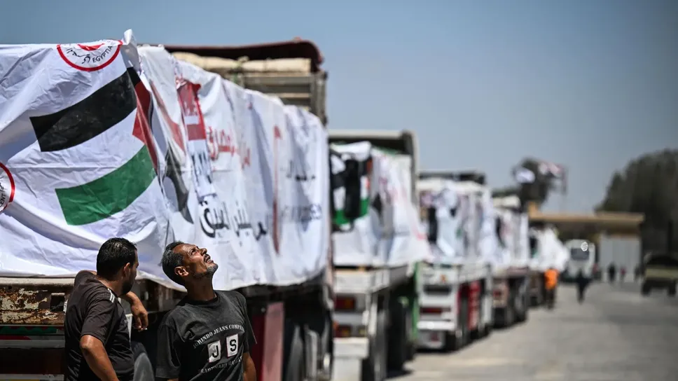 Camion con aiuti umanitari in attesa al valico di Rafah fra Egitto e Gaza