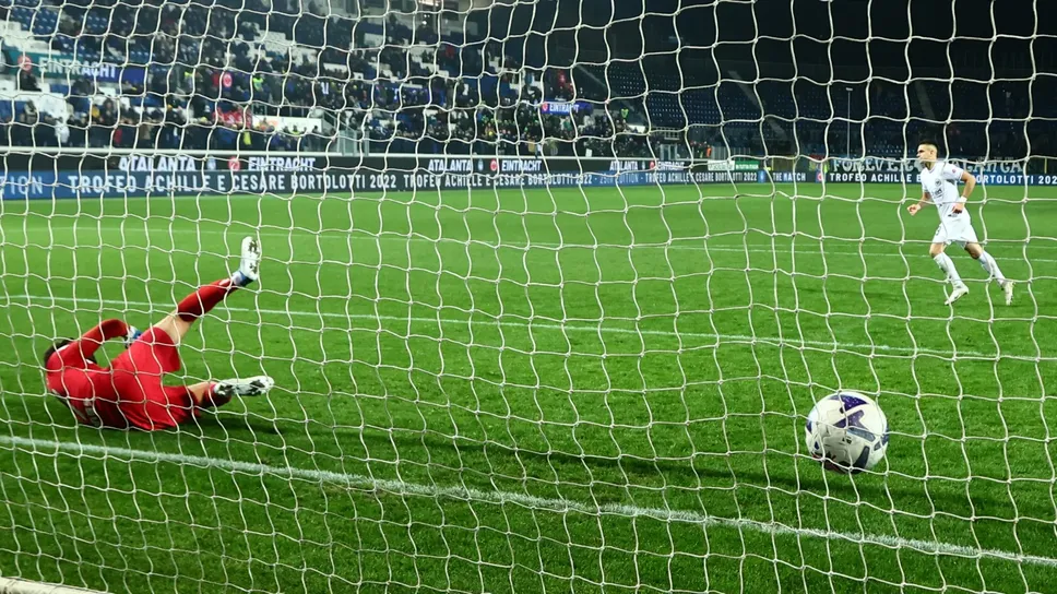 Il rigore segnato da Borrè, che ha consentito all’Eintracht Francoforte di vincere il Trofeo Bortolotti battendo 7-5 l’Atalanta nel 2022, ultima edizione disputata