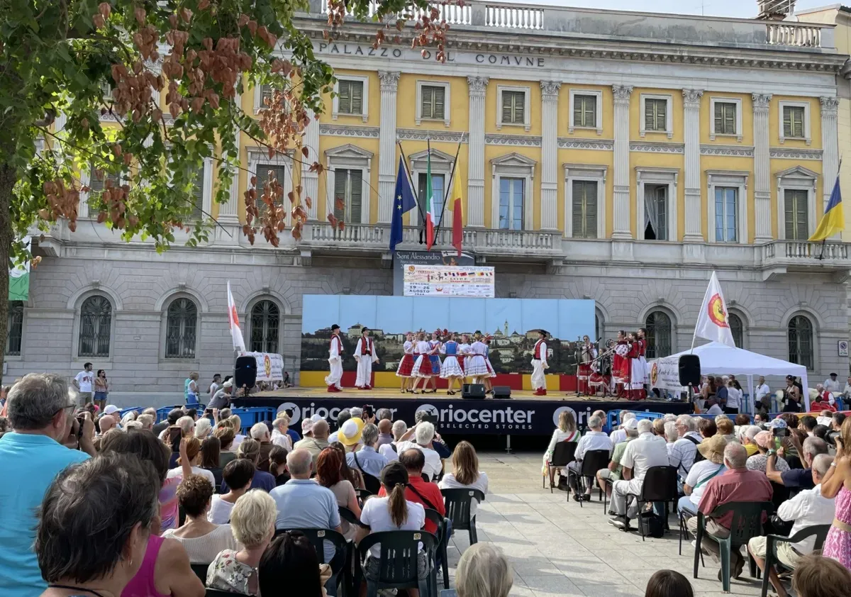 Uno spettacolo del Festival davanti a Palazzo Frizzoni