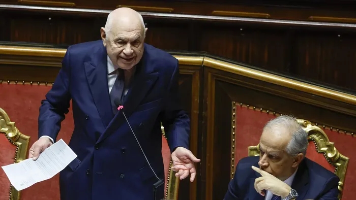https://storage.ecodibergamo.it/media/photologue/2025/8/8/photos/cache/caso-almasri-il-governo-e-dentro-un-paradosso_ddda96a0-742c-11f0-a7b5-20a0d78849ee_1920_1080_v3_large_16_9.webp