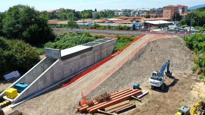 monoliti da 24 metri per connettere le due parti del parco ovest a bergamo