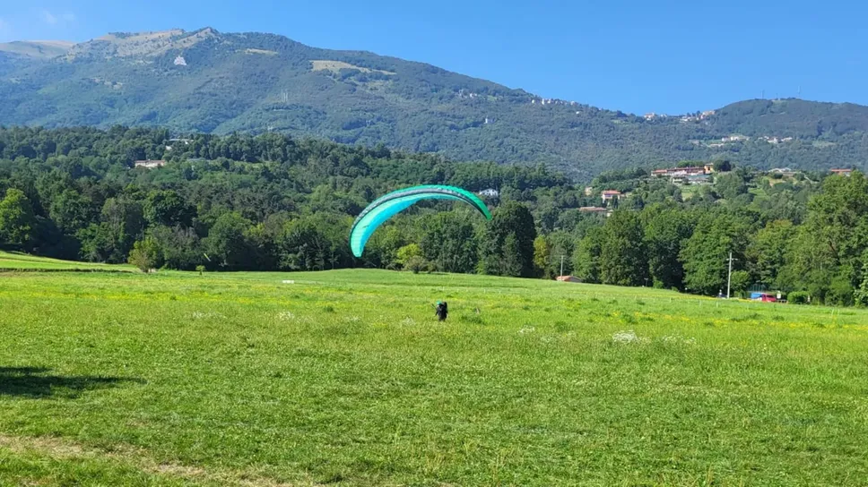 Un parapendio a Palazzago in una foto d’archivio Un parapendio a Palazzago in una foto d’archivio