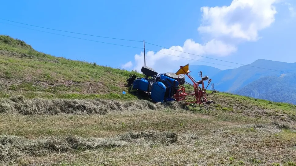 LIl trattore che si è ribaltato a Adrara venerdì 8 agosto verso le 11. Un uomo è stato soccorso e portato in ospedale in codice giallo.