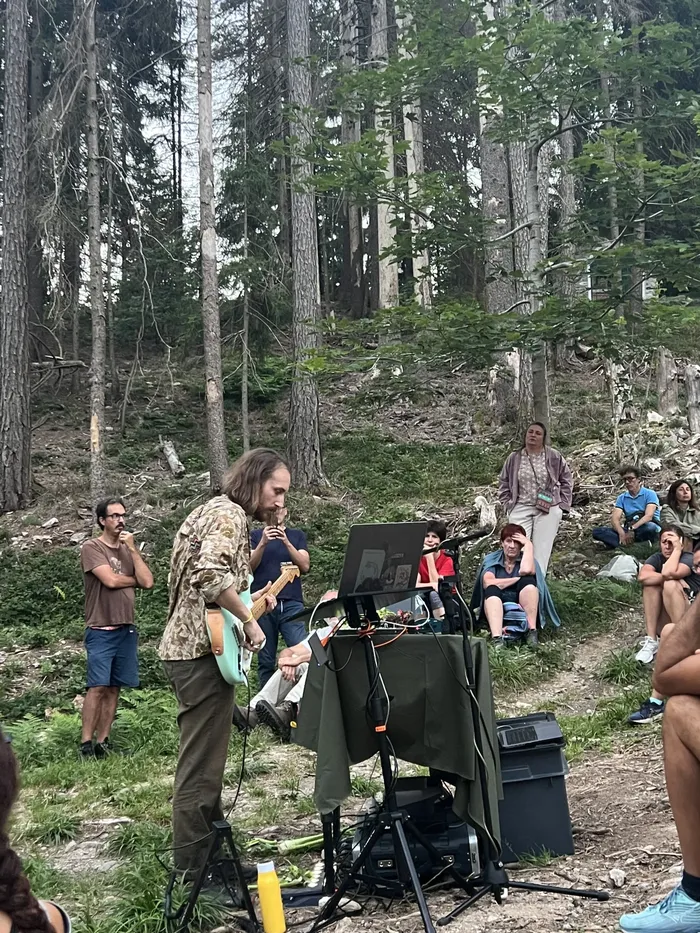 Nicola Gualandris durante il set nel bosco