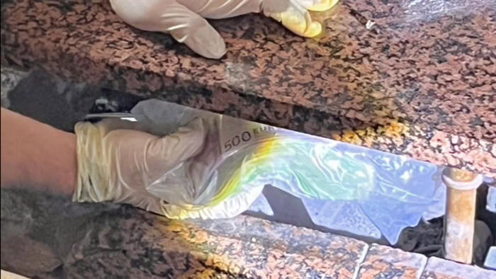 https://storage.ecodibergamo.it/media/photologue/2025/8/9/photos/cache/il-fiuto-di-mitch-scova-35mila-euro-e-droga-nel-muro-video_0b7f5dbc-74f4-11f0-a7b5-20a0d78849ee_1920_1080_v3_large_16_9.png