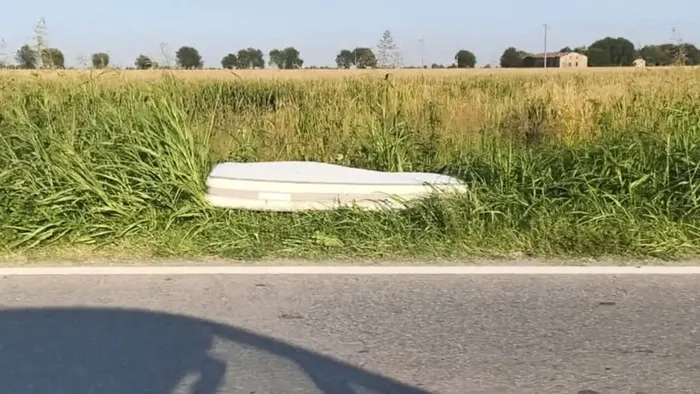 https://storage.ecodibergamo.it/media/photologue/2025/8/9/photos/cache/rifiuti-abbandonati-tra-levate-e-stezzano-lasciato-anche-un-materasso_06afdeea-7519-11f0-a7b5-20a0d78849ee_1920_1080_v3_large_16_9.webp