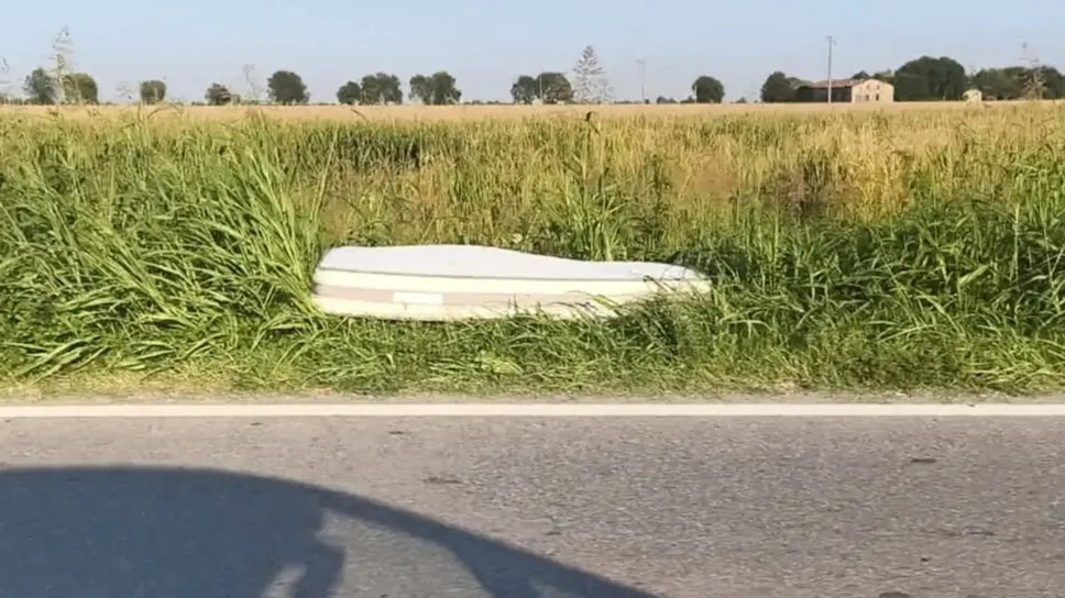 Un materasso abbandonato lungo la provinciale SP 42 che collega Levate a Stezzano Un materasso abbandonato lungo la provinciale SP 42 che collega Levate a Stezzano