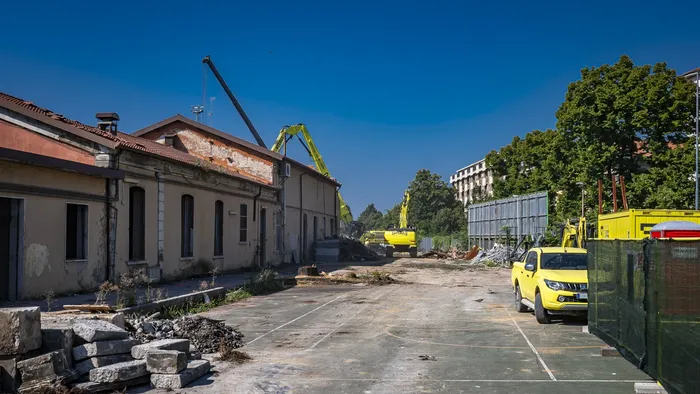 Ruspe al Dopolavoro ferroviario: al via la demolizione Foto e video Ruspe al Dopolavoro ferroviario: al via la demolizione Foto e video