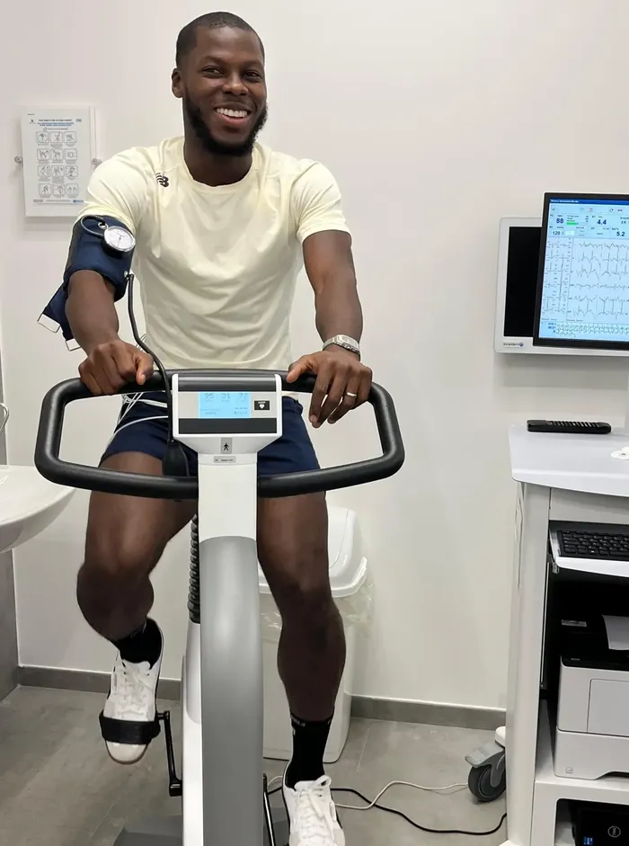 Musah durante le visite mediche