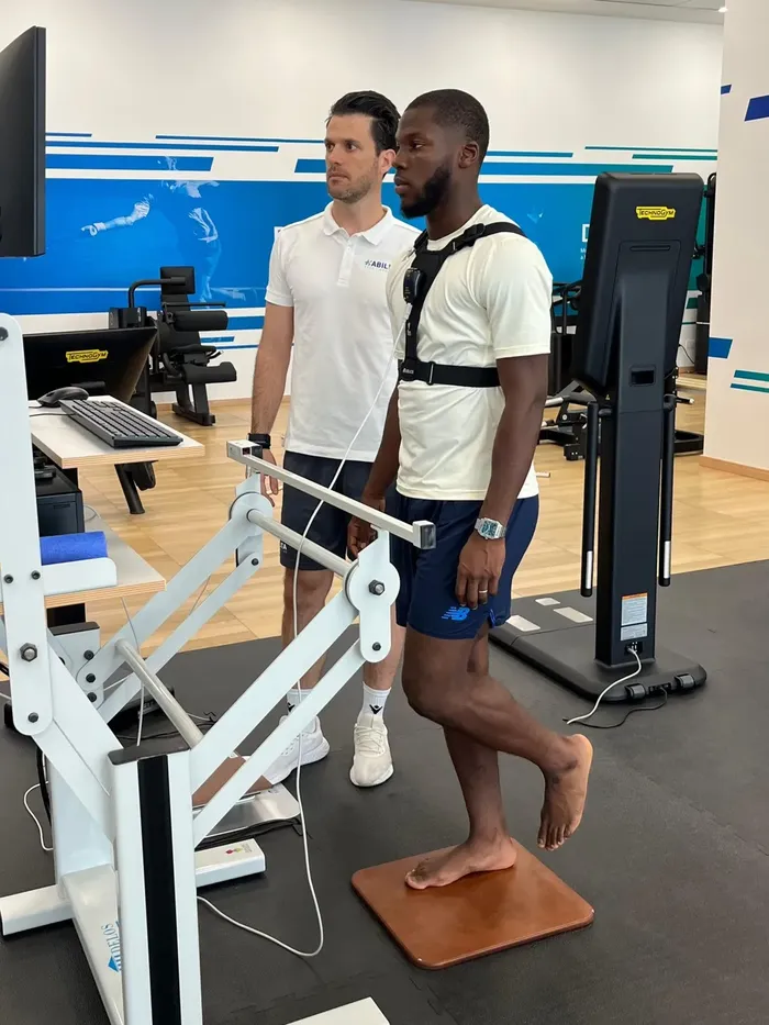 Musah durante le visite mediche