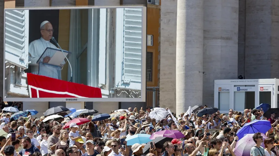 Piazza San Pietro durante l’Angelus: dal Papa nuovo appello per la pace in Ucraina Piazza San Pietro durante l’Angelus: dal Papa nuovo appello per la pace in Ucraina