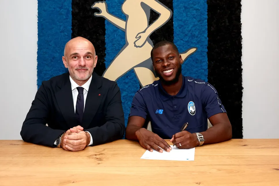 La firma di Musah con l’Atalanta