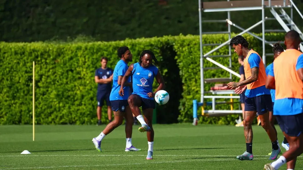 Lookman in campo con la squadra, a inizio luglio