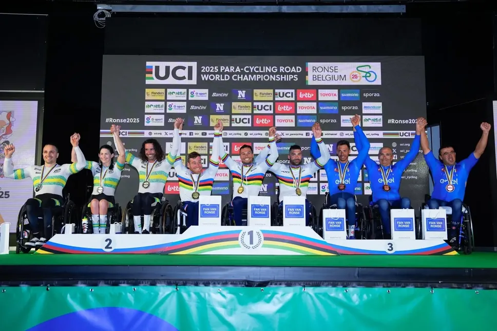 Il podio della Mixed realy iridata: MirkoTesta è il terzo da destra