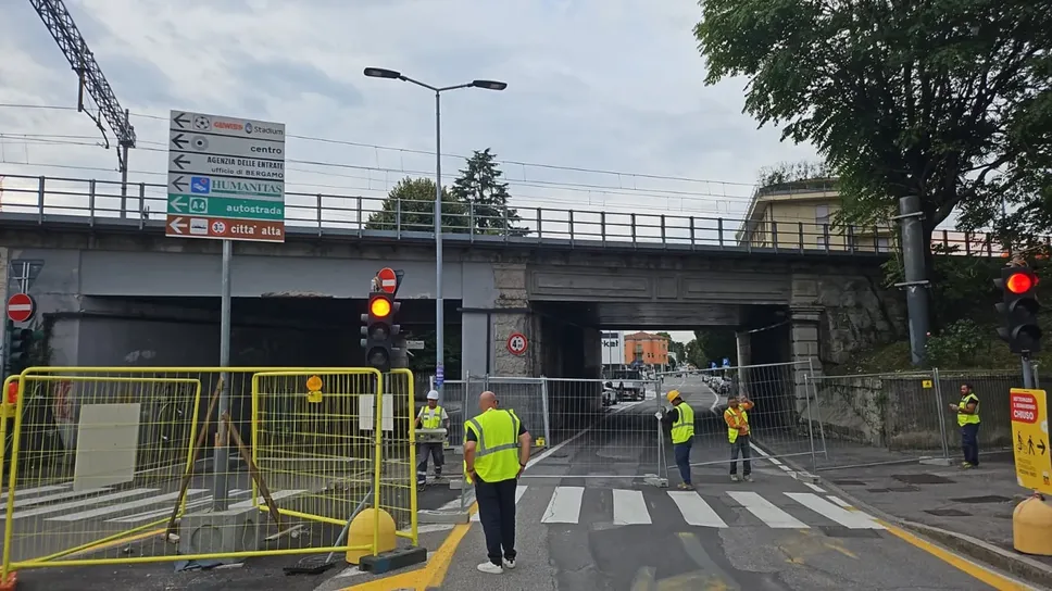 La chiusura del sottopasso in via San Bernardino