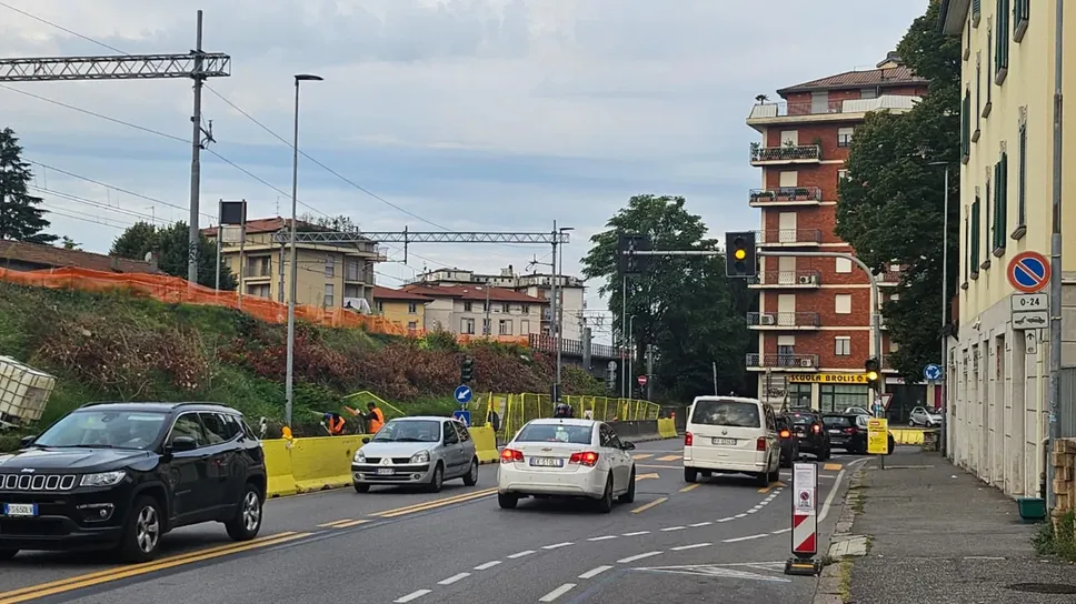 Il traffico lunedì mattina in via San Giorgio