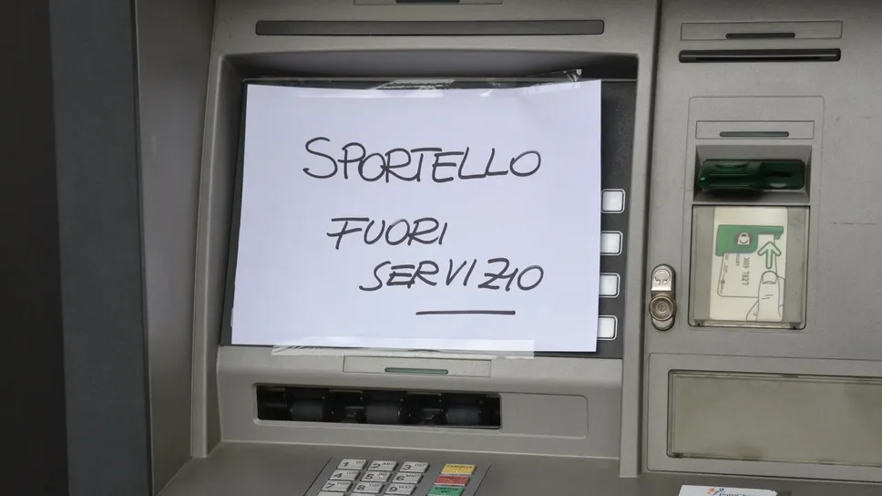 Chiudono gli sportelli bancari, in Bergamasca in 15 anni dimezzate le filiali. I dati raccolti dalla Cisl che lancia l’allarme soprattutto per i comuni delle valli.