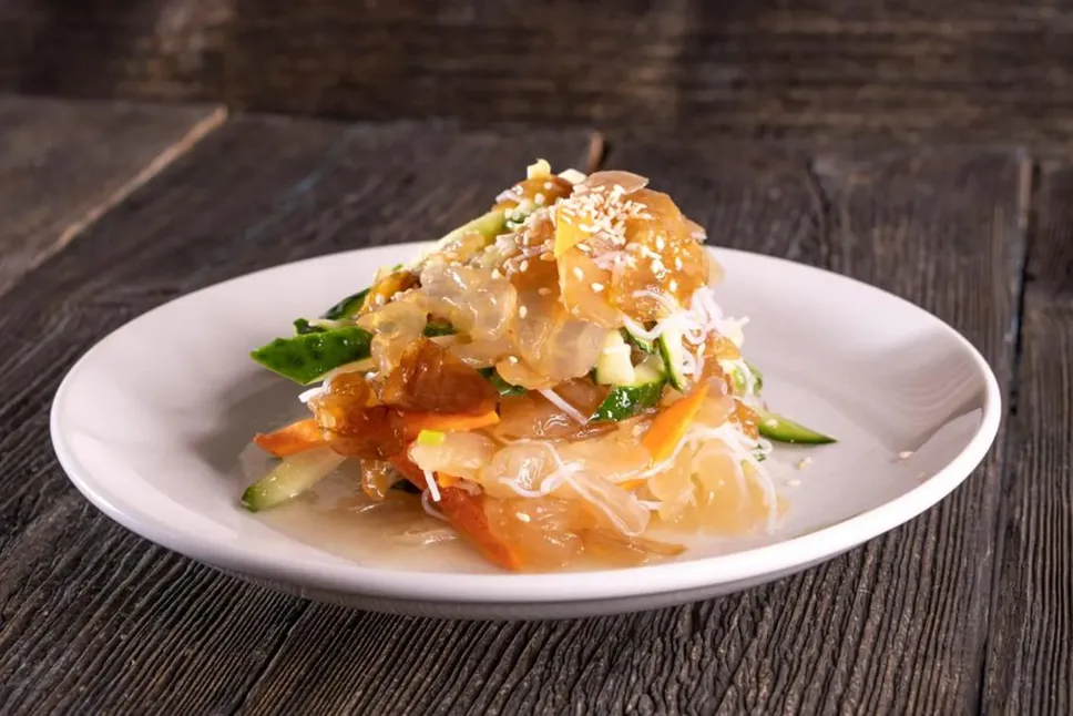 Insalata cinese. Con meduse dal sapore un po’ aspro ma particolarmente gustosa e rinfrescante, da consumare durante la stagione estiva anche più volte a settimana